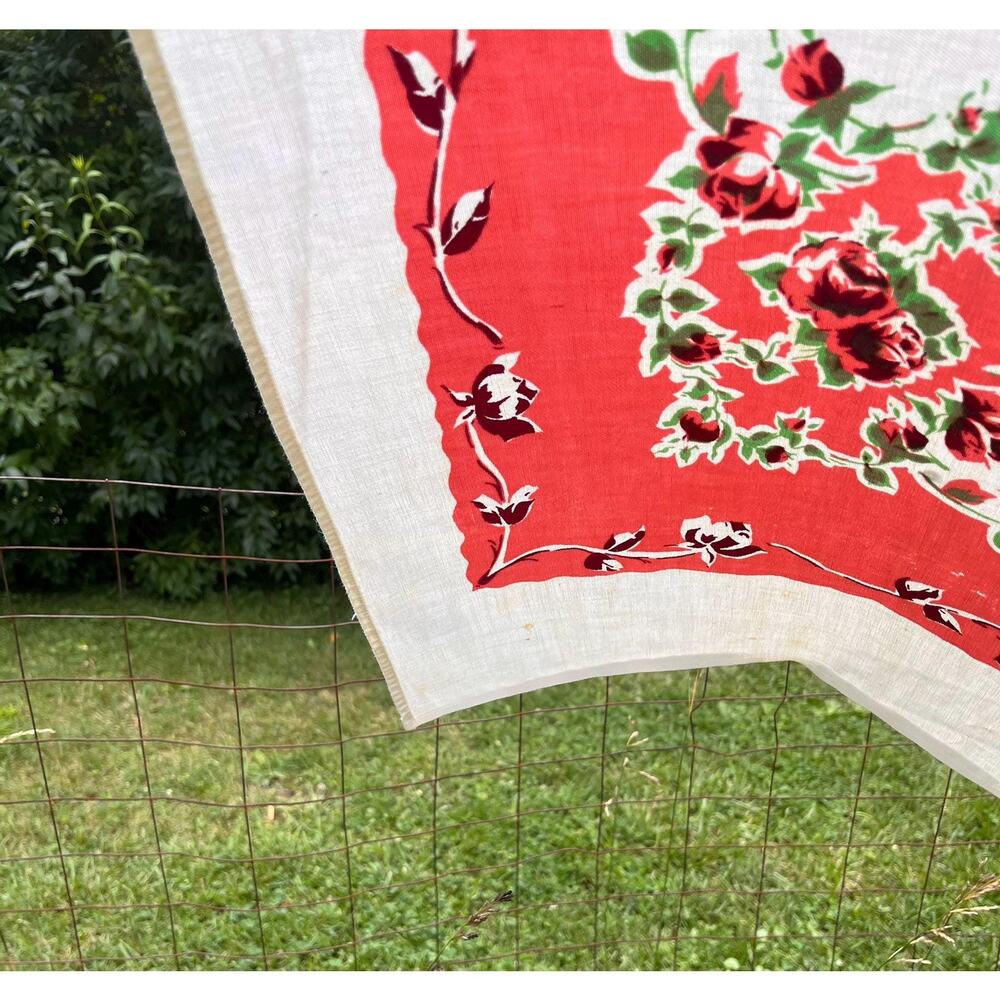 Vintage Tablecloth with Red Roses Pattern - Picture 9 of 11